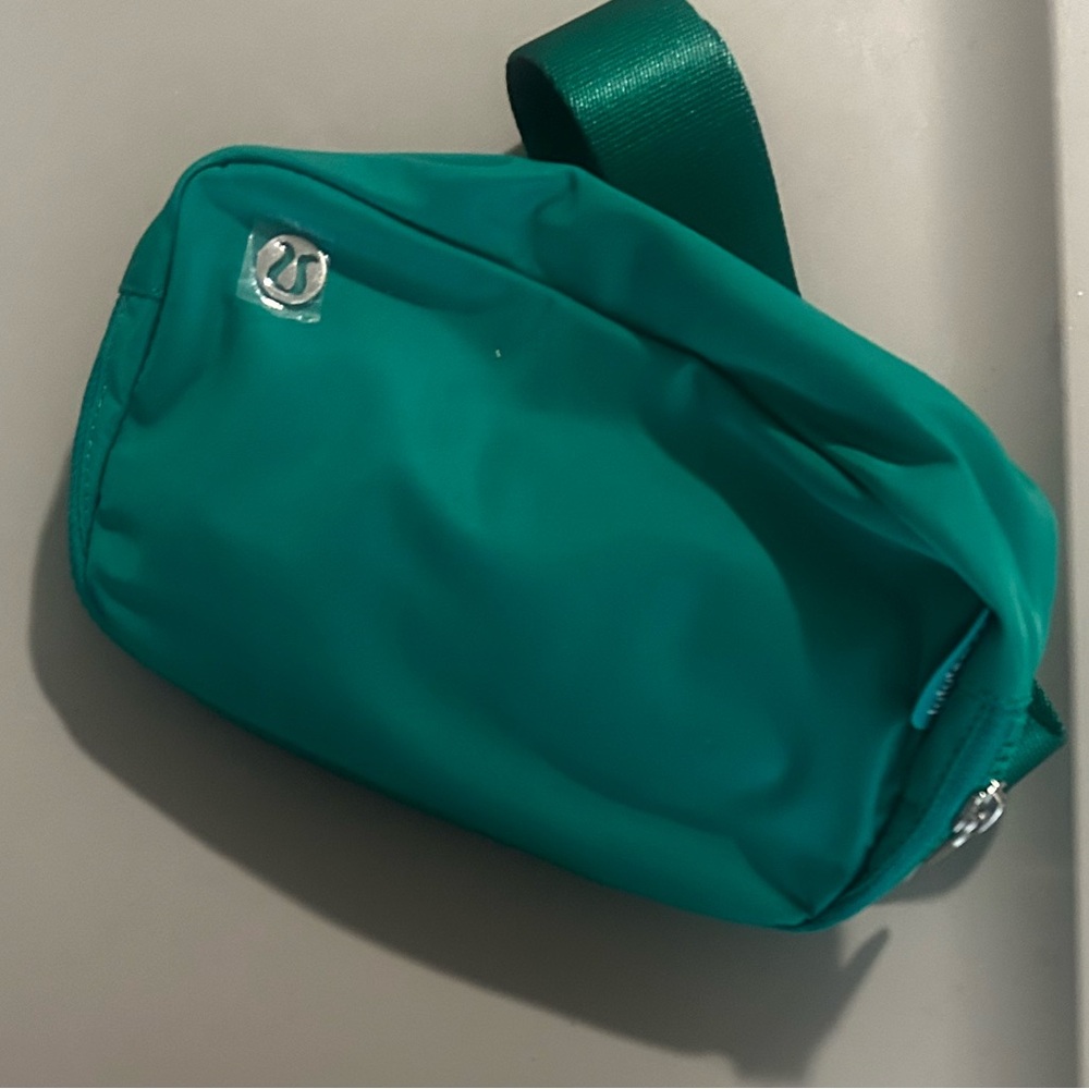 Emerald green lululemon belt bag nwt
